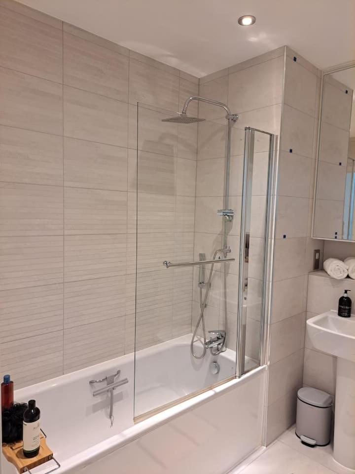 Cozy Double Room With Large En Suite Near Canary Wharf London With Amazing Views In A Shared Apartment Exterior photo