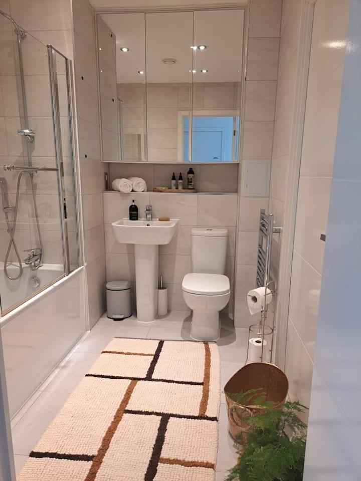 Cozy Double Room With Large En Suite Near Canary Wharf London With Amazing Views In A Shared Apartment Exterior photo